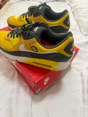 Nike Air max 90 SE- go the extra smile Sneakers with White Swoosh